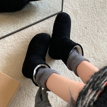 Sieviešu īsās ziemas zābaki no velūra ar integrētu kažokādas iekšpusi, zems šahts, apaļš purns, plakanais papēdis 1–3 cm