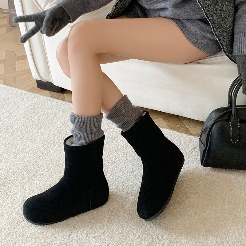 Sieviešu īsās ziemas zābaki no velūra ar integrētu kažokādas iekšpusi, zems šahts, apaļš purns, plakanais papēdis 1–3 cm