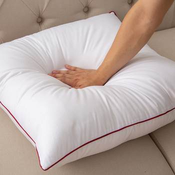 Pagalvės branduolys – poliesterio užvalkalas, užpildas iš poliesterio pluošto, susiuvimas, šiuolaikiškas minimalistinis stilius