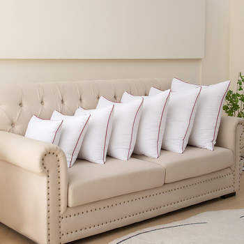 Pagalvės branduolys – poliesterio užvalkalas, užpildas iš poliesterio pluošto, susiuvimas, šiuolaikiškas minimalistinis stilius