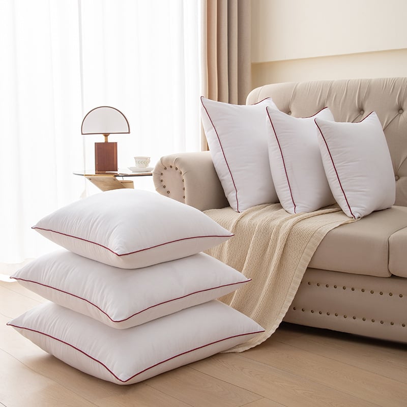 Pagalvės branduolys – poliesterio užvalkalas, užpildas iš poliesterio pluošto, susiuvimas, šiuolaikiškas minimalistinis stilius