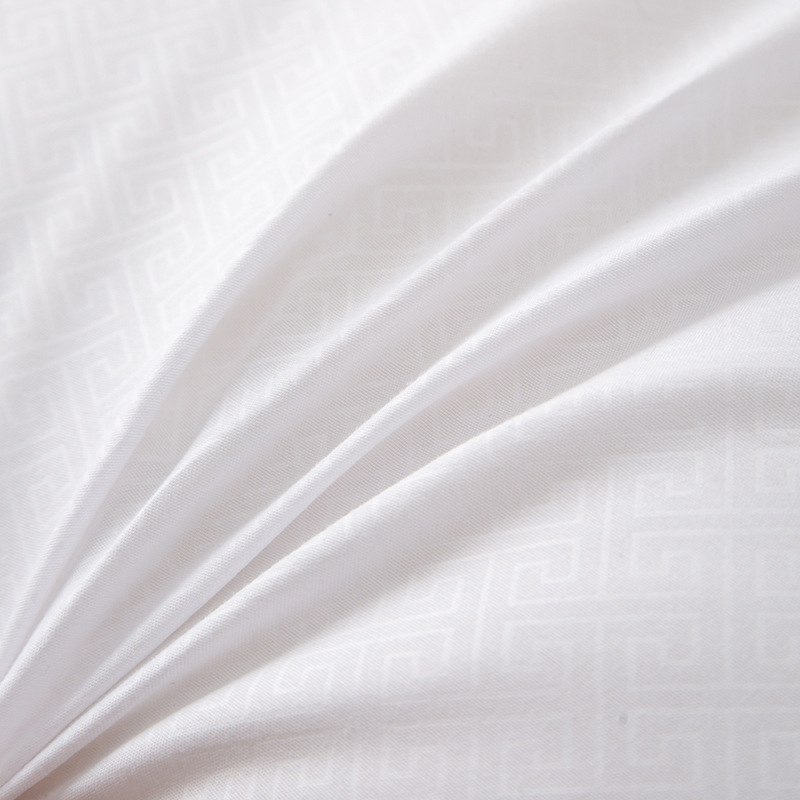 Pagalvės branduolys – poliesterio užvalkalas, užpildas iš poliesterio pluošto, susiuvimas, šiuolaikiškas minimalistinis stilius