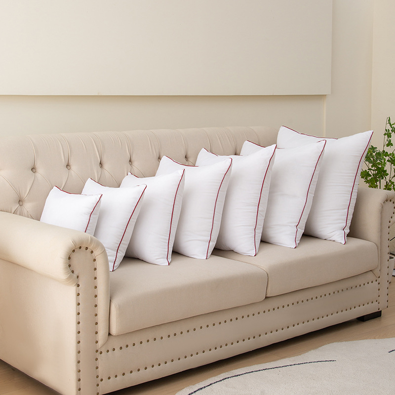 Pagalvės branduolys – poliesterio užvalkalas, užpildas iš poliesterio pluošto, susiuvimas, šiuolaikiškas minimalistinis stilius