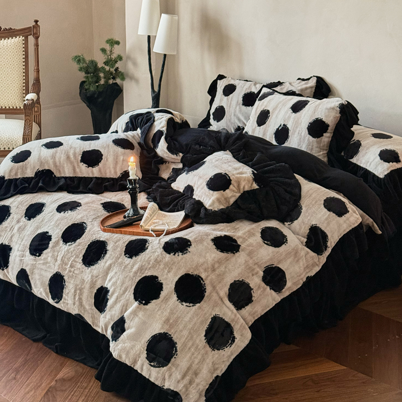 Zimski četverodjelni set posteljine od Mink Velveta, princes stil, obostrani, koralno–mlijeko velur s točkicama, navlaka za pokrivač i suknja za krevet