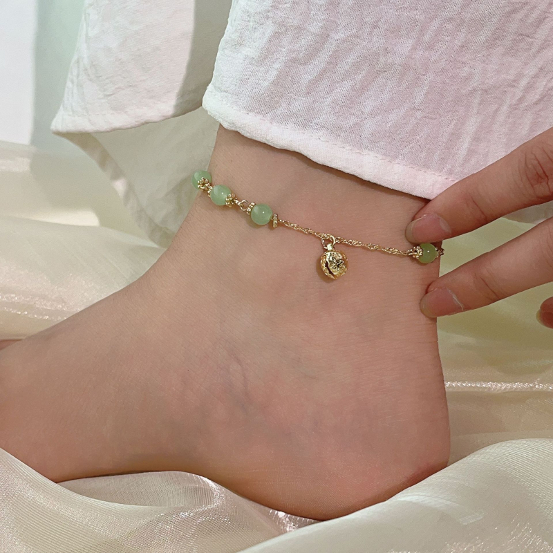 Brățară de gleznă cu piatră naturală și clopoțel; stil retro unisex; forme: floare, U, picătură; cod producție YD107; vara 2025