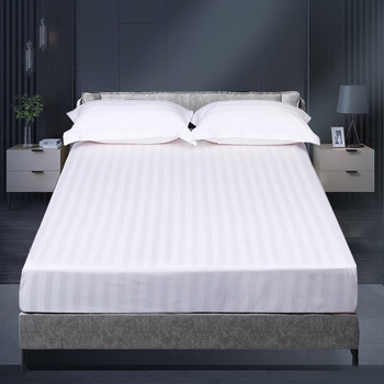 Hotel gumis lepedő – satin szövésű poliészter, csíkos minta, reaktív színezés