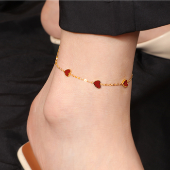 Titano plieno čiurnos grandinėlė su 18K aukso danga, penkių širdžių dizainas su lašiniu glazūros elementu, moteriškas stilius, vasaros 2025 leidimas.