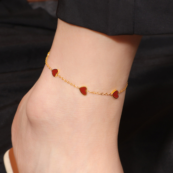 Titano plieno čiurnos grandinėlė su 18K aukso danga, penkių širdžių dizainas su lašiniu glazūros elementu, moteriškas stilius, vasaros 2025 leidimas.