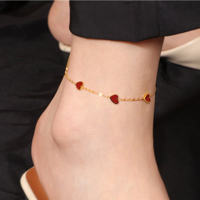 Titano plieno čiurnos grandinėlė su 18K aukso danga, penkių širdžių dizainas su lašiniu glazūros elementu, moteriškas stilius, vasaros 2025 leidimas.