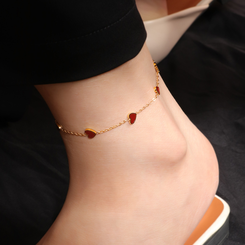 Titano plieno čiurnos grandinėlė su 18K aukso danga, penkių širdžių dizainas su lašiniu glazūros elementu, moteriškas stilius, vasaros 2025 leidimas.