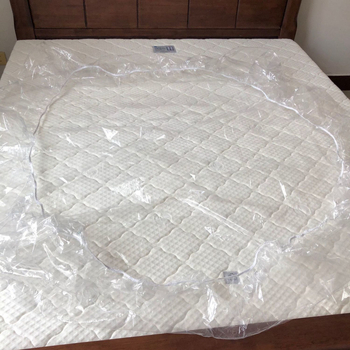 Skaidrus PE čiužinio užtiesalas su viso perimetro gumine juosta, atsparus dulkėms, drėgmei ir erkioms, skirtas viešbučiams ir ligoninėms