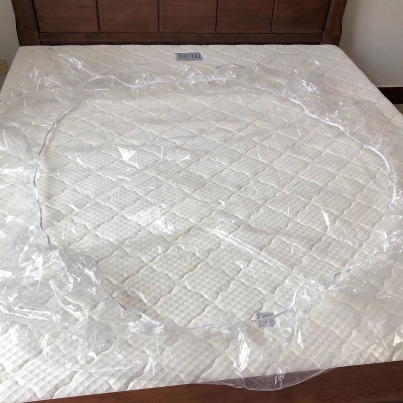 Skaidrus PE čiužinio užtiesalas su viso perimetro gumine juosta, atsparus dulkėms, drėgmei ir erkioms, skirtas viešbučiams ir ligoninėms