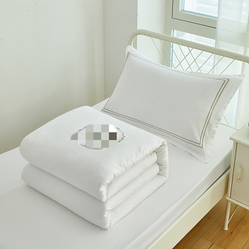 Poliesterio–medvilnės satino trijų dalių patalynės komplektas su reaktyviu spausdinimu ir dažymu, vientisas raštas, studentų bendrabutis