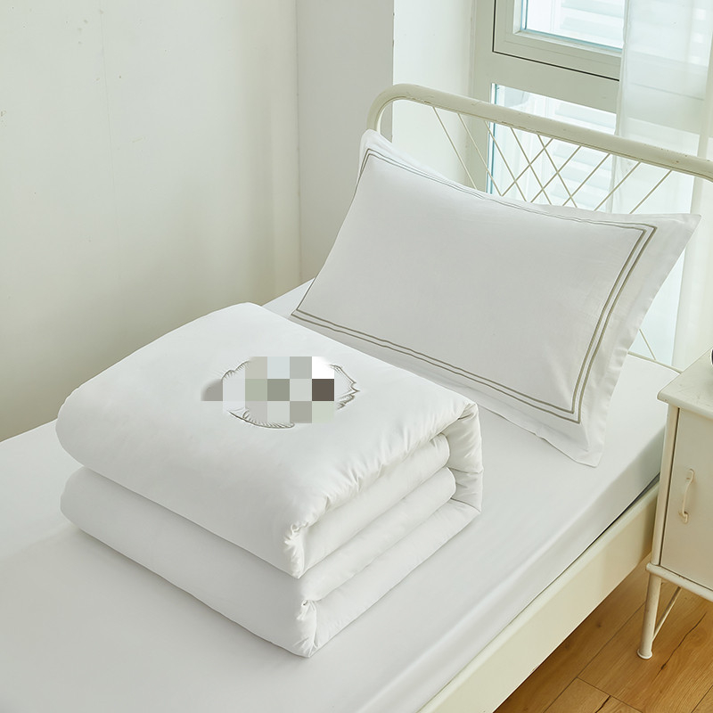 Poliesterio–medvilnės satino trijų dalių patalynės komplektas su reaktyviu spausdinimu ir dažymu, vientisas raštas, studentų bendrabutis