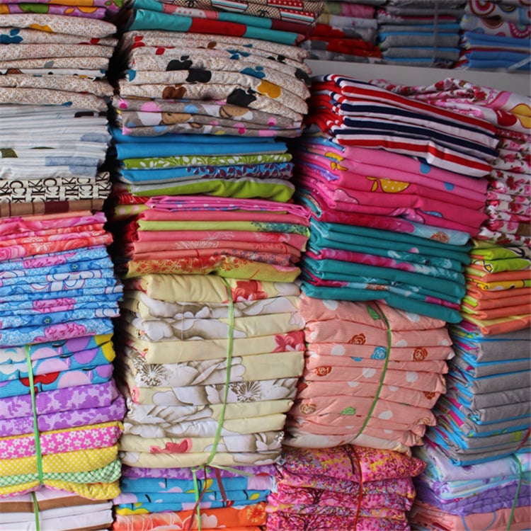 Poliesterio–medvilnės patalynė: paklodės, antklodės užvalkalas ir pagalvių užvalkalai; šiuolaikiškas minimalistinis stilius; pritaikomas; pusiau reagtyvus spausdinimas ir dažymas