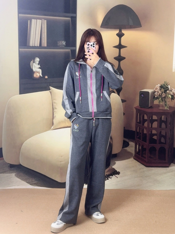 Set sportiv din două piese pentru femei: hanorac-sweatshirt și pantaloni, bumbac 70–80%, stil elegant de toamnă