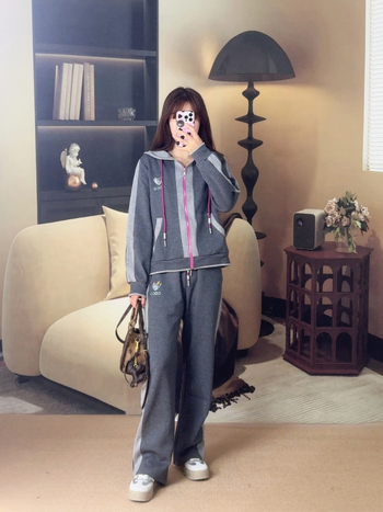 Set sportiv din două piese pentru femei: hanorac-sweatshirt și pantaloni, bumbac 70–80%, stil elegant de toamnă