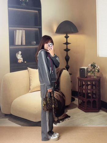 Set sportiv din două piese pentru femei: hanorac-sweatshirt și pantaloni, bumbac 70–80%, stil elegant de toamnă