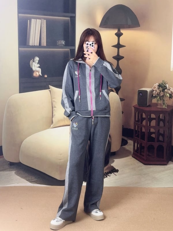 Set sportiv din două piese pentru femei: hanorac-sweatshirt și pantaloni, bumbac 70–80%, stil elegant de toamnă