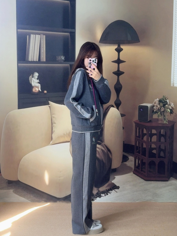 Set sportiv din două piese pentru femei: hanorac-sweatshirt și pantaloni, bumbac 70–80%, stil elegant de toamnă