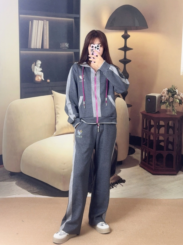 Set sportiv din două piese pentru femei: hanorac-sweatshirt și pantaloni, bumbac 70–80%, stil elegant de toamnă