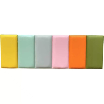 Belső edzőterem falvédő — szövetes puha burkolat, rajzfilm-stílus