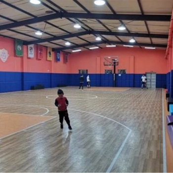 Kosárlabda pályát védő puha falpanelok, öntapadó tornatermi falvédőpanelek, bőr-szivacs alap, modern egyszerű stílus, egyszínű mintázat, testre szabható