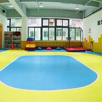 Gyerekeknek szóló puha, párnázott falpanelek – egyszínű mintával, alkalmas óvodai táncórákhoz és harcművészeti edzőtermekhez.