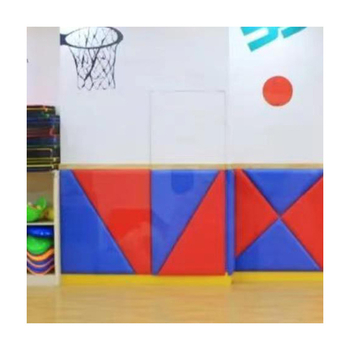 Gyerekeknek szóló puha, párnázott falpanelek – egyszínű mintával, alkalmas óvodai táncórákhoz és harcművészeti edzőtermekhez.