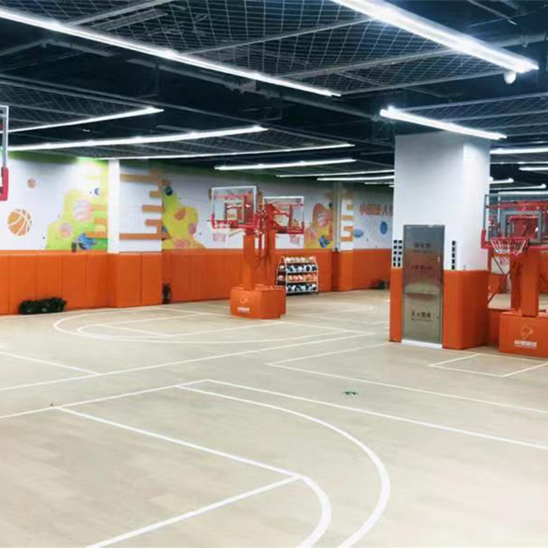 Gyerekeknek szóló puha, párnázott falpanelek – egyszínű mintával, alkalmas óvodai táncórákhoz és harcművészeti edzőtermekhez.