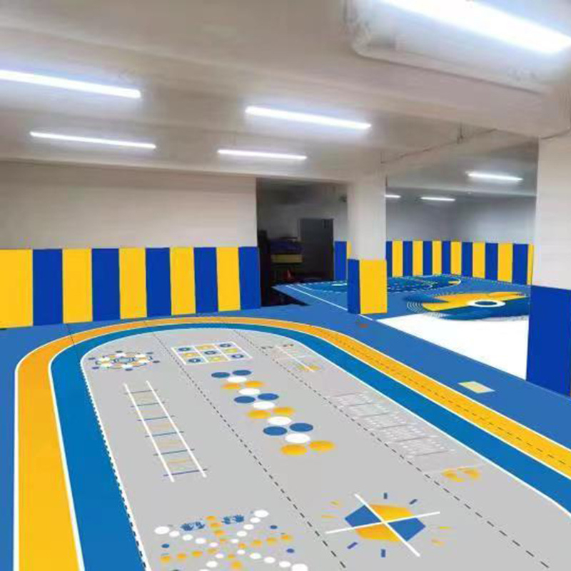 Gyerekeknek szóló puha, párnázott falpanelek – egyszínű mintával, alkalmas óvodai táncórákhoz és harcművészeti edzőtermekhez.