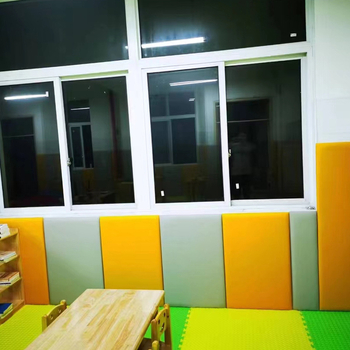 Óvoda és Taekwondo edzőterem falvédő párnázott panelek, ütközésvédő puha falpanelek, bőr + szivacs + alaplemez, modern minimalista stílus, testreszabható, egyszínű mintázat