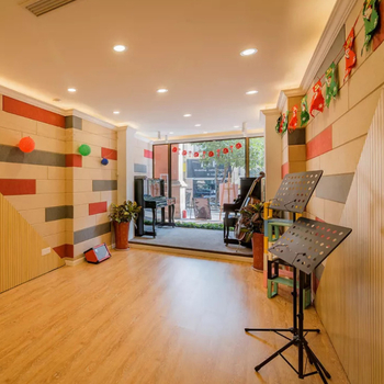 Textil puha panelek akusztikus falakhoz – modern, letisztult stílus, egyszínű mintázat; háttérpanelek mozihoz, zongora szobához, hangstúdióhoz, tornateremhez és multifunkcionális csarnokokhoz