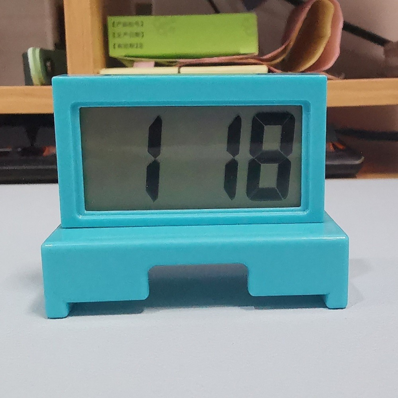 Sat s svjetskim vremenom, LCD brojčani prikaz, napajanje baterijom, plastično kućište, elektronički mehanizam