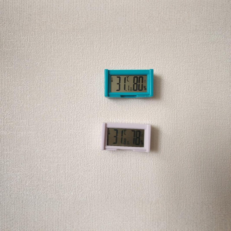Sat s svjetskim vremenom, LCD brojčani prikaz, napajanje baterijom, plastično kućište, elektronički mehanizam
