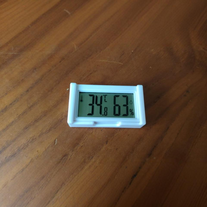 Sat s svjetskim vremenom, LCD brojčani prikaz, napajanje baterijom, plastično kućište, elektronički mehanizam