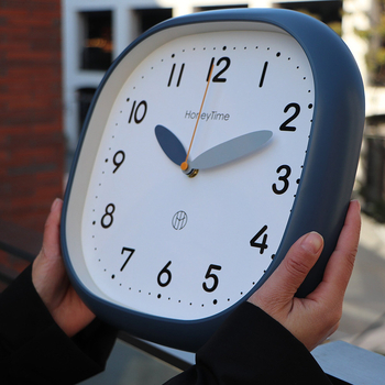 Minimalističan zidni sat s kvarcnim mehanizmom, baterijsko napajanje, jednostrana, prilagodljiv logotip, pogodan za dnevnu sobu, spavaću sobu, radnu sobu, restoran i ulaz.