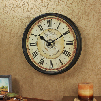 Zidni sat s glatkim hodom sekunde, napajanje baterijama, metalni brojčanik i kućište, ispisani logotip (licencirani privatni label), jednostrana konstrukcija, pogodan za dnevni boravak, spavaću sobu i ured