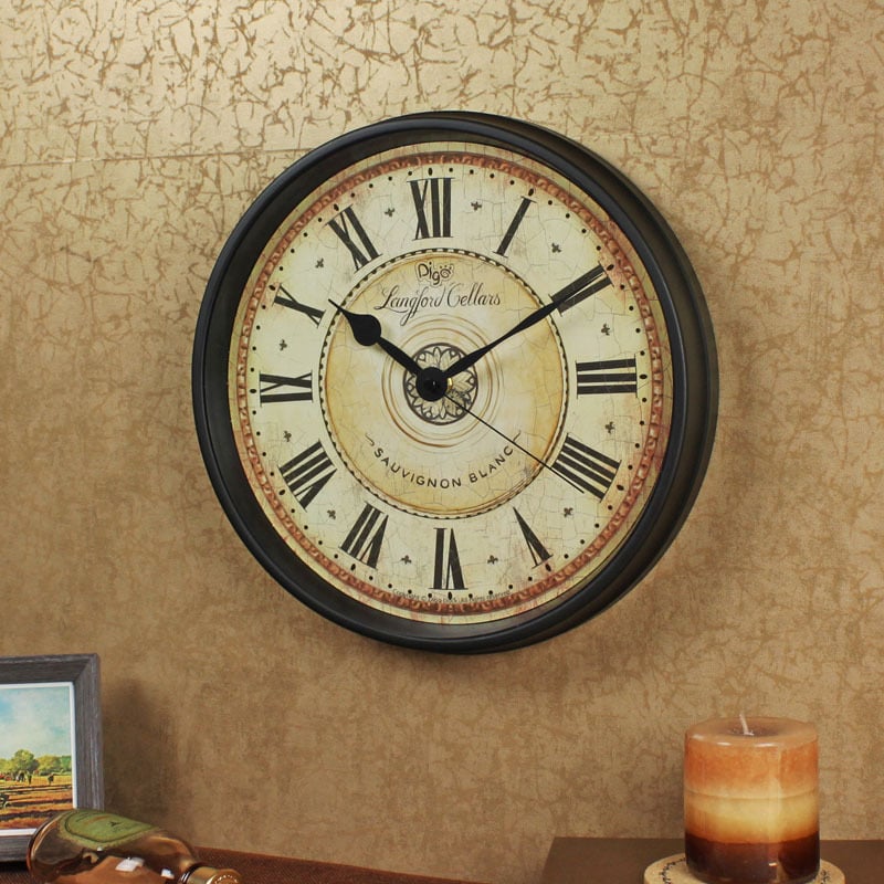 Zidni sat s glatkim hodom sekunde, napajanje baterijama, metalni brojčanik i kućište, ispisani logotip (licencirani privatni label), jednostrana konstrukcija, pogodan za dnevni boravak, spavaću sobu i ured