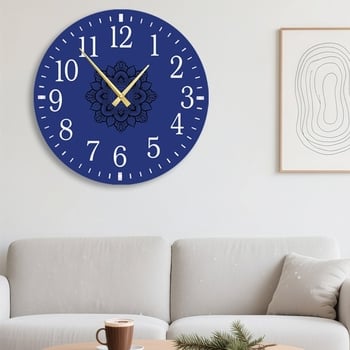 Kovácsoltvas falióra, kör alakú modern dizájn, analóg kijelző számokkal, elemről működik, suhanó másodpercműködés