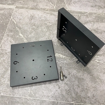 Kutni dvostrani zidni sat — baterijsko napajanje, glatko kretanje sekunde, metalno kućište i brojčanik, dekorativni dizajn