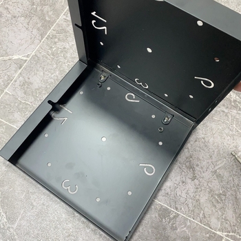 Kutni dvostrani zidni sat — baterijsko napajanje, glatko kretanje sekunde, metalno kućište i brojčanik, dekorativni dizajn