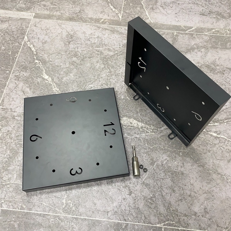 Kutni dvostrani zidni sat — baterijsko napajanje, glatko kretanje sekunde, metalno kućište i brojčanik, dekorativni dizajn