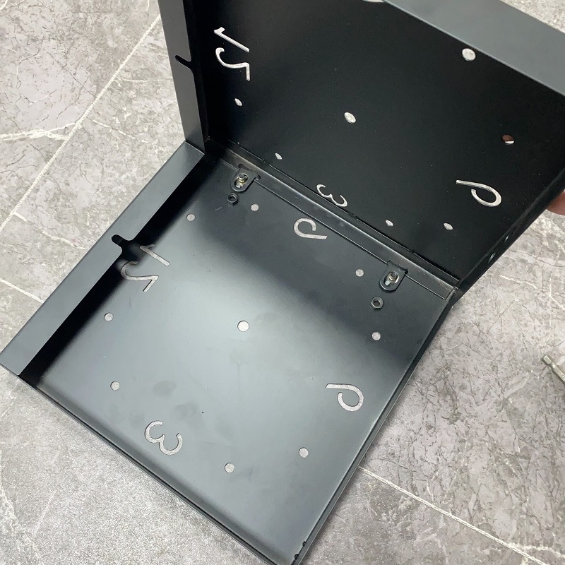 Kutni dvostrani zidni sat — baterijsko napajanje, glatko kretanje sekunde, metalno kućište i brojčanik, dekorativni dizajn