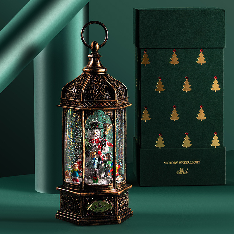 Bluetooth muzikinė dėžutė su besisukančia Kalėdų egle, snaigių sfere ir krištolo kamuoliu