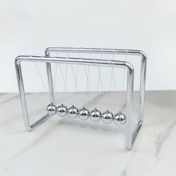 Седемболен Нютонов маятник за бюро – метална конструкция, повърхност електроплакирана, стил прост и модерен; идеален подарък