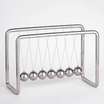 Седемболен Нютонов маятник за бюро – метална конструкция, повърхност електроплакирана, стил прост и модерен; идеален подарък