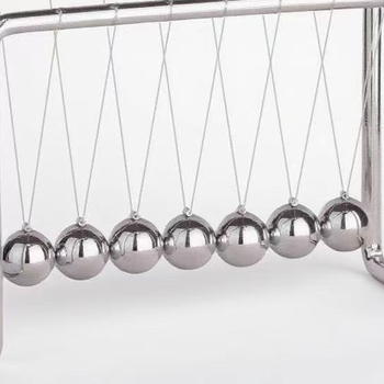 Седемболен Нютонов маятник за бюро – метална конструкция, повърхност електроплакирана, стил прост и модерен; идеален подарък