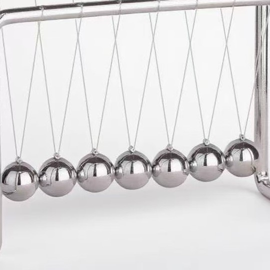 Седемболен Нютонов маятник за бюро – метална конструкция, повърхност електроплакирана, стил прост и модерен; идеален подарък