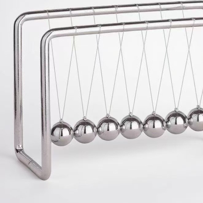 Седемболен Нютонов маятник за бюро – метална конструкция, повърхност електроплакирана, стил прост и модерен; идеален подарък